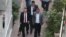 Թուրքիա - Ամերիկացի հոգևորական Էնդրյու Բրանսոնը (ձախից) ազատ արձակվելուց հետո Իզմիրի իր տուն է գնում, 12-ը հոկտեմբերի, 2018թ․