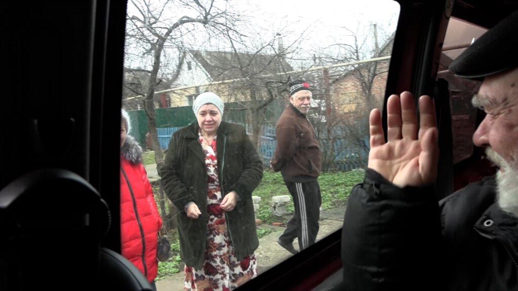 Singur într-un sat distrus de război. Un ucrainean și-a îngropat soția și a trecut linia frontului pe jos