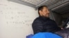 Profesor sociologije iz Kolumbije Migel Anhel Beltran Viljegas u pritovru posle zadržavanja na beogradskom aerodromu, 29. jun 2025.
