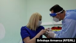 Românii cu boli cronice se pot programa pentru vaccinul Astra Zeneca, dacă au vârsta cuprinsă între 18 și 55 de ani