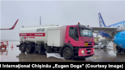 Captură de ecran de pe un video publicat de Aeroportul Internațional Chișinău „Eugen Doga” în care apare o mașină care alimentează cu combustibil aeronavele. Pe vehicul nu mai apare logo-ul Lukoil.