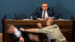 Алеко Элисашвили, который молча наблюдал за дебатами, подошел к трибуне и нанес прямой удар в голову Мамуке Мдинарадзе