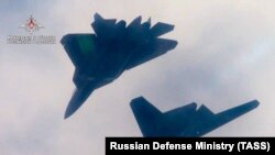 د روسیې سو-۵۷ الوتکې د امریکایي ایف – ۲۲ ریپټر الوتکو سره د سیالۍ په ترڅ کې تولیدیږي.