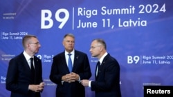 Președintele Letoniei, Edgars Rinkevics, președintele României, Klaus Iohannis, și președintele Poloniei, Andrzej Duda (de la stânga la dreapta), la Summitul Flancului Estic al NATO de la Riga, Letonia, 11 iunie 2024. 