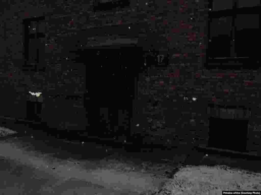 Više desetina hiljada ljudi iz Jugoslavije ovde je bilo zatočeno. Paviljon je zatvoren, jer bivše zemlje ne mogu da se dogovore kako da postave izložbu.