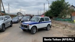 Полицейский автомобиль в селе Талапкер Акмолинской области в день поминок в доме семьи гражданского активиста Дулата Агадила. 8 августа 2020 года.