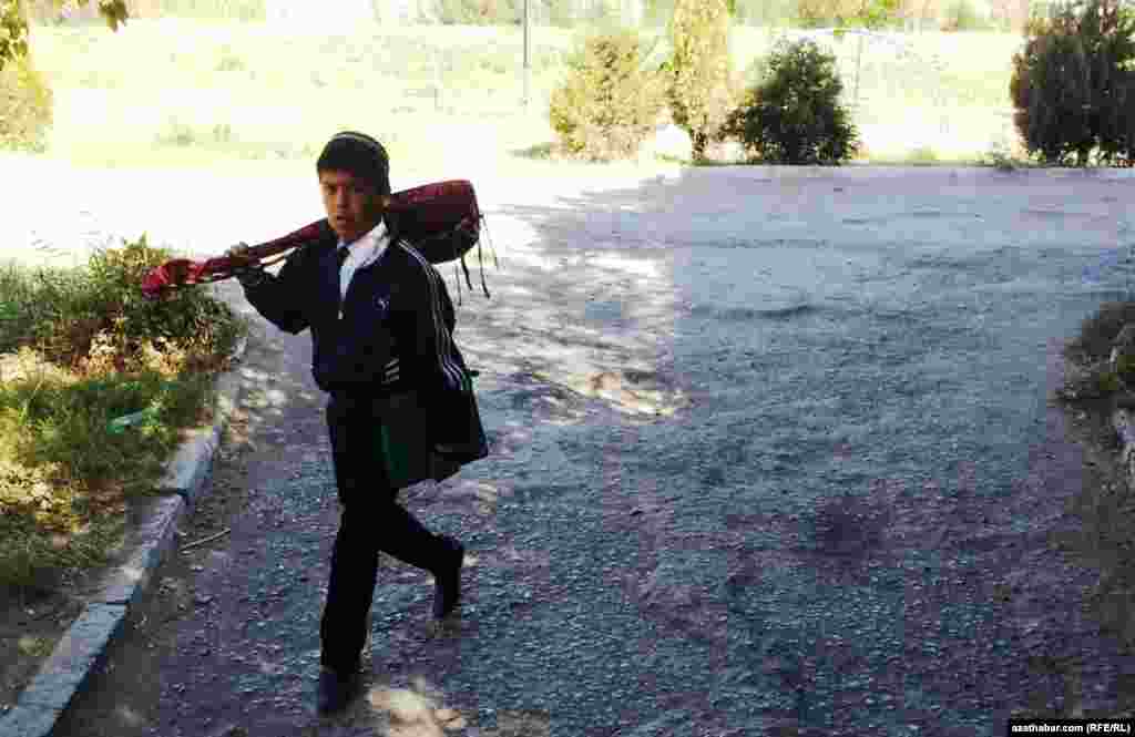 Dutar sapagyndan gaýdyp gelýän oglanjyk