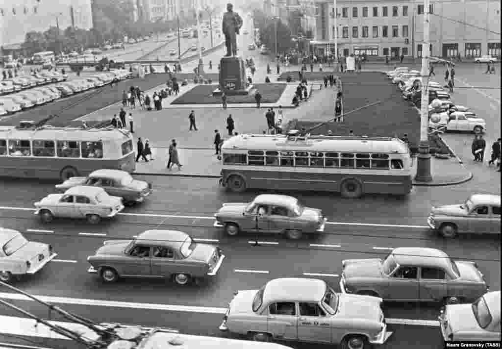 Trolleybuses in busy traffic on Moscow streets, 1960.&nbsp;