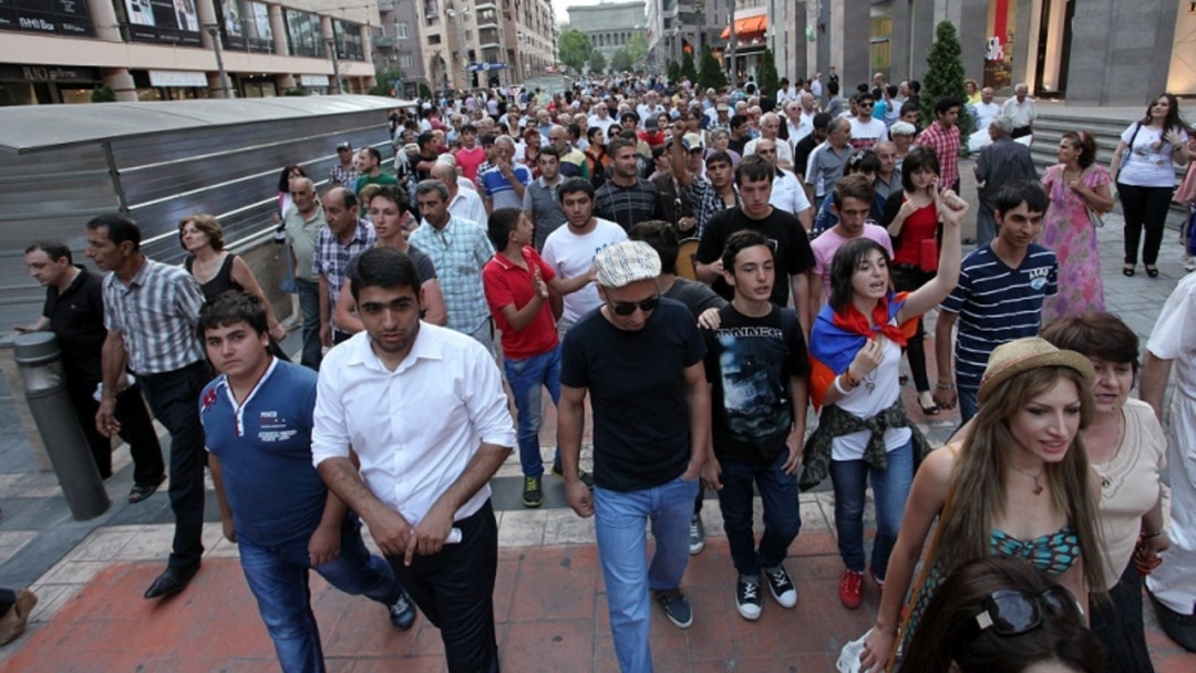 Порно тонаушы әйелді ұрып жіберген.