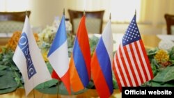 Илустрација- знаме на ОБСЕ и на дел земји членки на организацијата