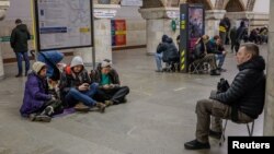 Люди ховаються всередині станції метро під час повітряної тривоги, Київ, Україна, 22 березня 2024 року