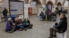 Ljudi u stanici metroa u Kijevu gde su potražili sklonište posle proglašenja opasnosti od vazdušnog napada, 22. mart 2024.