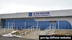 Исхак Разаковдун аты берилген Исфана аэропорту 1974-жылы курулган.