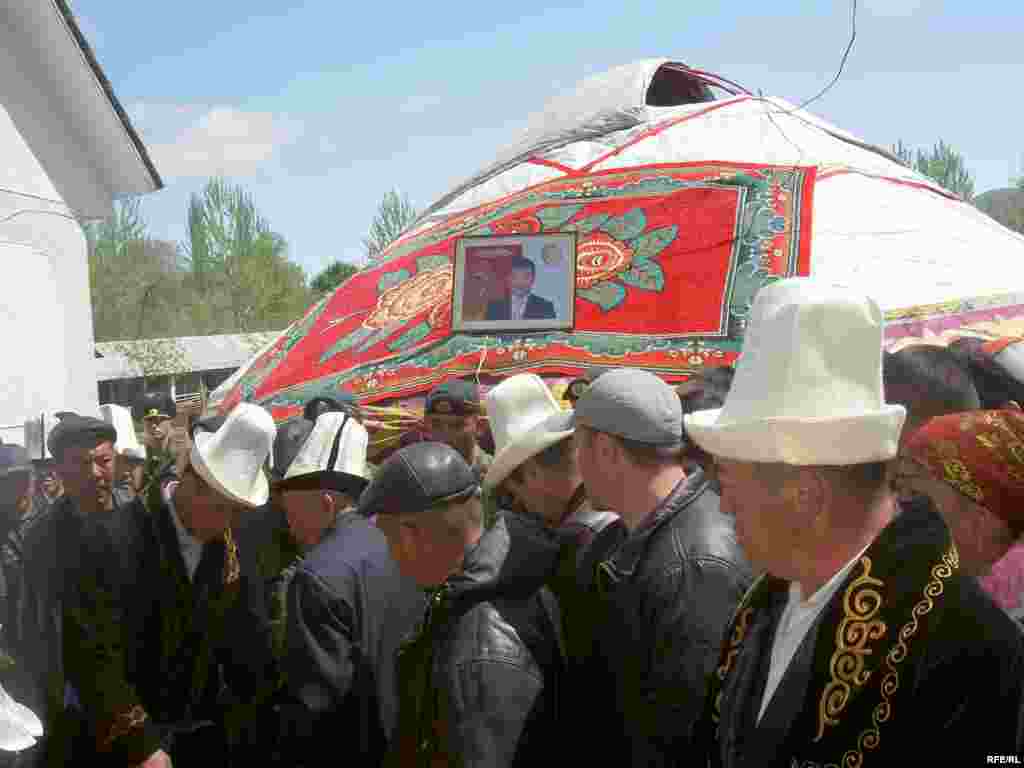 Маркумдун тажыясына баш-аягы беш миңдей адам катышты - Kyrgyzstan -- Funeral the deputy of parliament Sanjar Kadyraliev, Village Kyzyl-Senir Uzgen district,16april2009