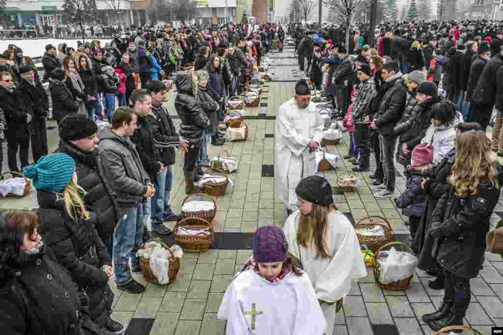 На фото &ndash; вірменський католицький священик благословляє кошики з їжею на головній площі міста Меркурій-Чук