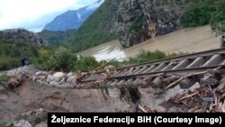 Uništena željeznička pruga kraj rijeke Neretve u Donjoj Jablanici, BiH