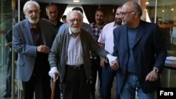 نصرت کریمی (وسط)