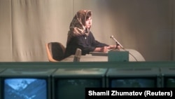 Mariam Shakebar, o fată în vârstă de 16 ani, urează bun venit audienței la Televiziunea Kabul. Televiziunea a început să transmită din nou în 2001, după o întrerupere de cinci ani în perioada ocupației talibanilor.