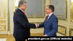 Президент Украины Петр Порошенко и специальный представитель США по Украине Курт Волкер
