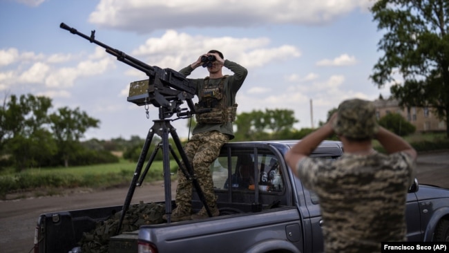 Anëtarët e një njësie ukrainase kundër dronëve duke kërkuar për dronët rusë pranë Avdjivkas.