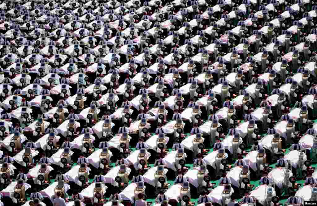 One thousand customers receive facial massages at a sports center in Jinan, Shandong Province, China, to set a Guinness record for the largest group of people having beauty treatment in the same location. (Reuters/Stringer)