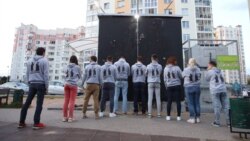 Пэрфоманс у двары на вуліцы Чарвякова, вядомым як «Плошча Перамен». 10 верасьня