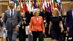 Charles Michel, az Európai Tanács elnöke Ursula von der Leyen és Kaja Kallas társaságában az EU-csúcson Brüsszelben, 2024. június 27-én