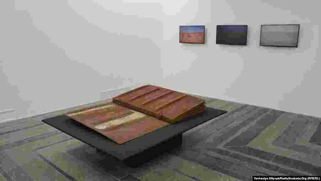 Роман Михайлов, &laquo;Радиф. Остання дитина&raquo;. На стіні перед інсталяцією &ndash; коротка історія депортації і репресій проти кримських татар