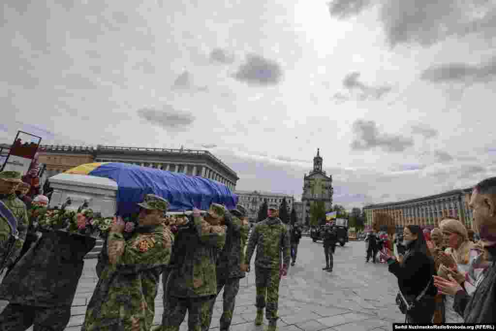 Прощання з загиблою військовою «Квіткою» на Майдані Незалежності у Києві