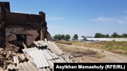 Оқ-дәрі қоймасы жарылған әскери бөлім өртенген 8 пәтерлі үйден шамамен 100 метр жерде орналасқан. Арыс, Түркістан облысы, 29 маусым 2019 жыл.