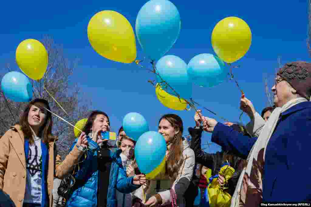 Активісти запустили в небо жовто-блакитні кулі