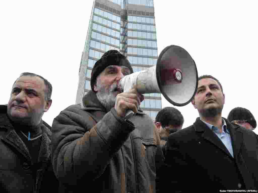 აქციის მონაწილე სიტყვით გამოსვლის დროს - რამდენიმე დღეა, რაც თბილისში სამარშრუტო მიკროავტობუსების მძღოლების საპროტესტო აქციები იმართება.