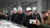 Президент Садыр Жапаров “Тянь-Шань форель” ишканасынын ачылышында. Садыр Жапаровдун арт жагында турган Жаныбек Кубандыков. 