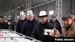 Президент Садыр Жапаров “Тянь-Шань форель” ишканасынын ачылышында. Садыр Жапаровдун арт жагында турган Жаныбек Кубандыков. 