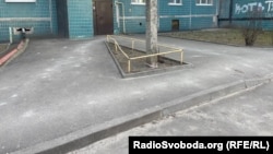 Сліди крові на місці нападу на суддю у Дніпрі, 16 березня 2026 року