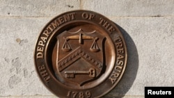 Бронзовая печать Министерства финансов в здании Министерства финансов США в Вашингтоне, США, 20 января 2023 года. 