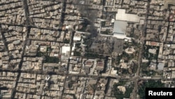 Satelitski snimak prikazuje crni dim koji se diže i veliku štetu u kompleksu iranskog vrhovnog vođe ajatolaha Alija Hamneija u Teheranu, 28. februar 2026.