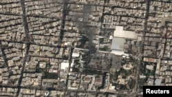 Сателитно изображение показва черен дим, който се издига от останките на ударената резиденция на иранския върховен лидер аятолах Али Хаменей в Техеран, 28 февруари 2026 г.