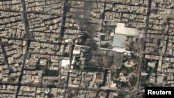 Сателитска слика прикажува црн чад и тешка штета на комплексот на иранскиот врховен водач ајатолах Али Хамнеи во Техеран