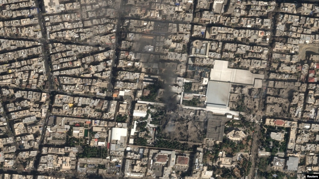 На супутниковому знімку видно чорний дим і значні пошкодження в резиденції верховного лідера Ірану аятоли Алі Хаменеї після ударів США й Ізраїлю по Ірану, Тегеран, 28 лютого 2026 року