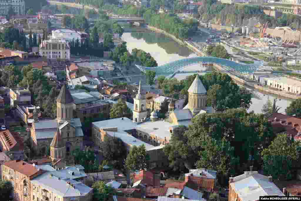 საბაგირო გზით მგზავრობისას თვალწინ იშლება ძველი თბილისის ხედები