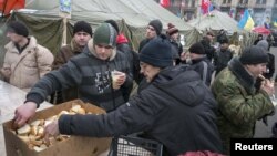 Один из пунктов раздачи продуктов участникам Евромайдана