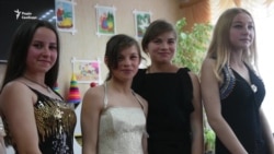 Волонтери тиждень розвозили випускні сукні по прифронтових школах Донбасу (відео)
