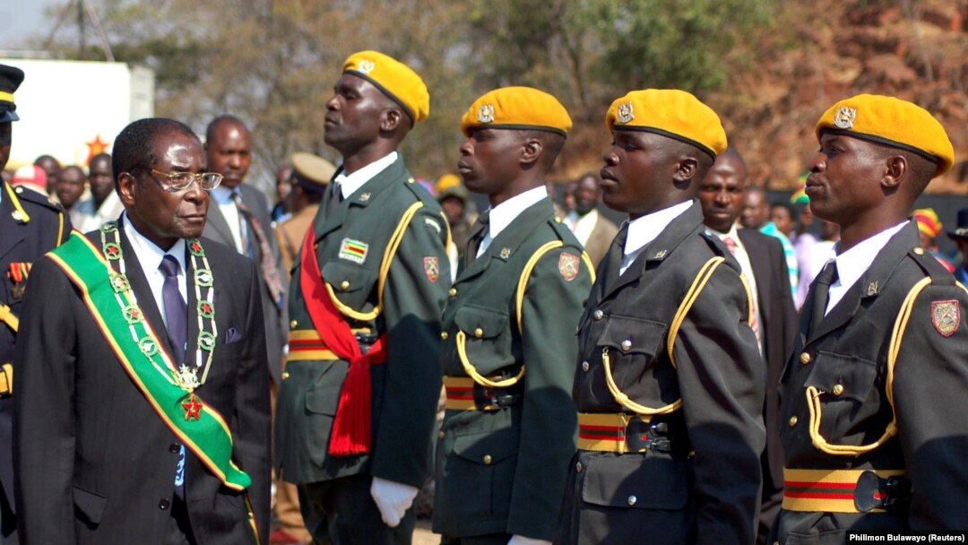 Robert Mugabe tokom smotre počasne vojne garde na Dan heroja 13. avgusta 2017.