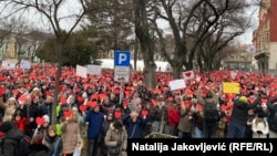 Protest studenata i građana u Subotici na severu Srbije, 16. februar 2025. Masovne proteste u Srbiji zbog obrušavanja betonske nadstrešnice Železničke stanice u Novom Sadu i stradanja 15 ljudi, srpske vlasti nazivaju pokušajima "obojene revolucije" i rušenjem države.