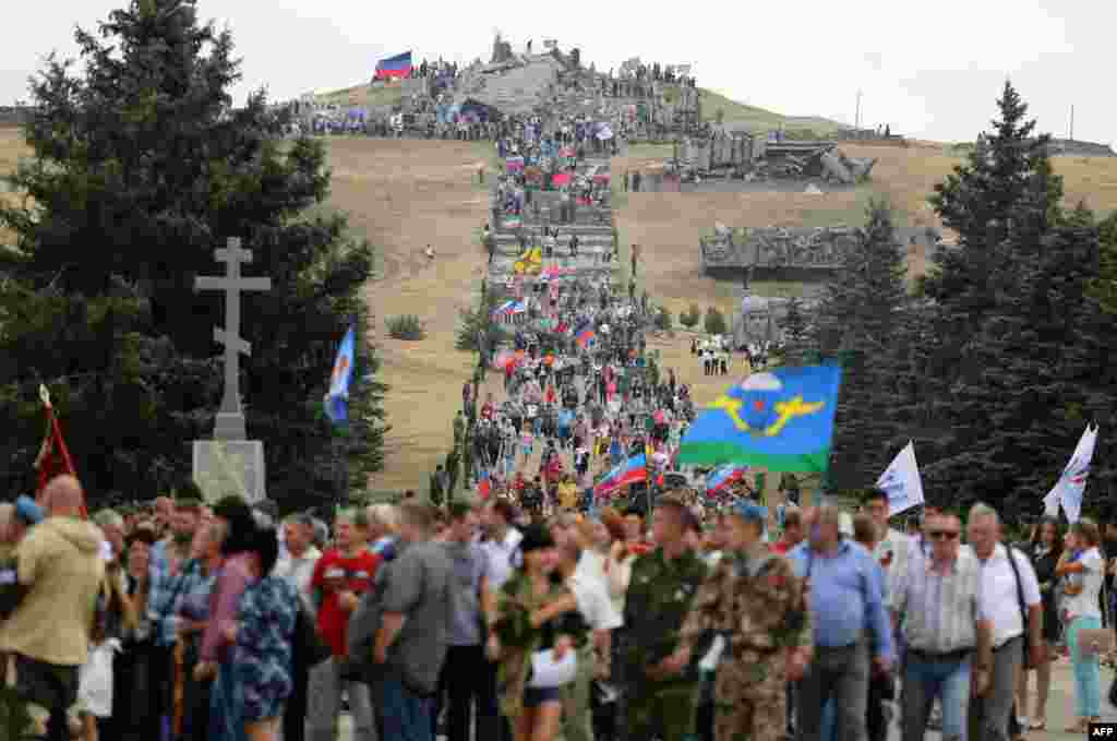 Бойовики підняли над Савур-Могилою прапори СРСР і угруповання &laquo;ДНР&raquo; до дня звільнення Донбасу від нацистів у Другій світовій війні (8 вересня). Фото: 7 вересня 2015 року