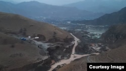 جریان استخراج معادن طلا در منطقۀ آویز ولسوالی شهربزرگ ولایت بدخشان