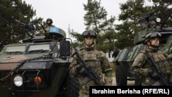 Pjesëtarë të FSK-së në kazermën Adem Jashari në Prishtinë. 