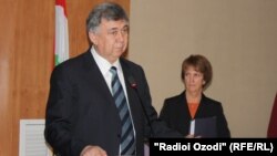 Муродалӣ Алимардонова ва Сюзан Эллиотт 