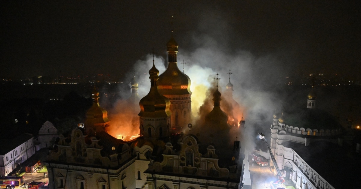 Manastirin ikonik të Kievit e përfshin zjarri gjatë sulmeve vdekjeprurëse të Rusisë në Ukrainë
